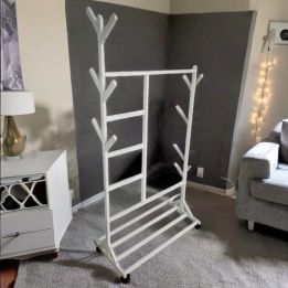 Perchero colgador multiusos con ruedas,  portatil, madera maciza color blanco
