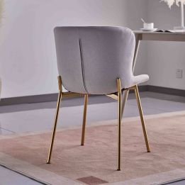 Juego de 4 Sillas con Estructura de Madera Tapizadas en Color Gris Claro y Patas Acabado Dorado - Medidas 50x54x81 cm